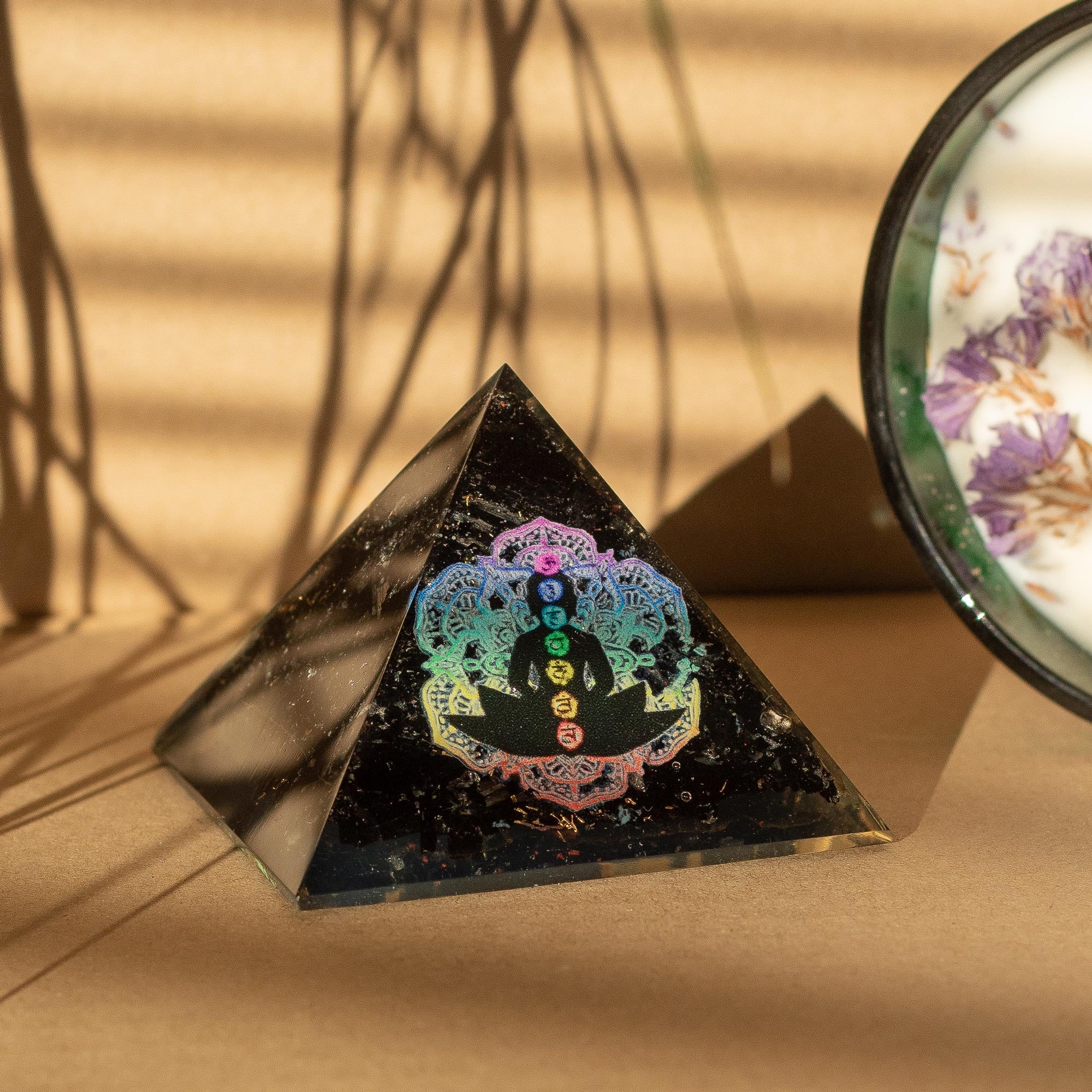 Petite Pyramide en Orgonite 5,5 x 4,5 cm – Bouddha Chakra – Pépites de Tourmaline Noire