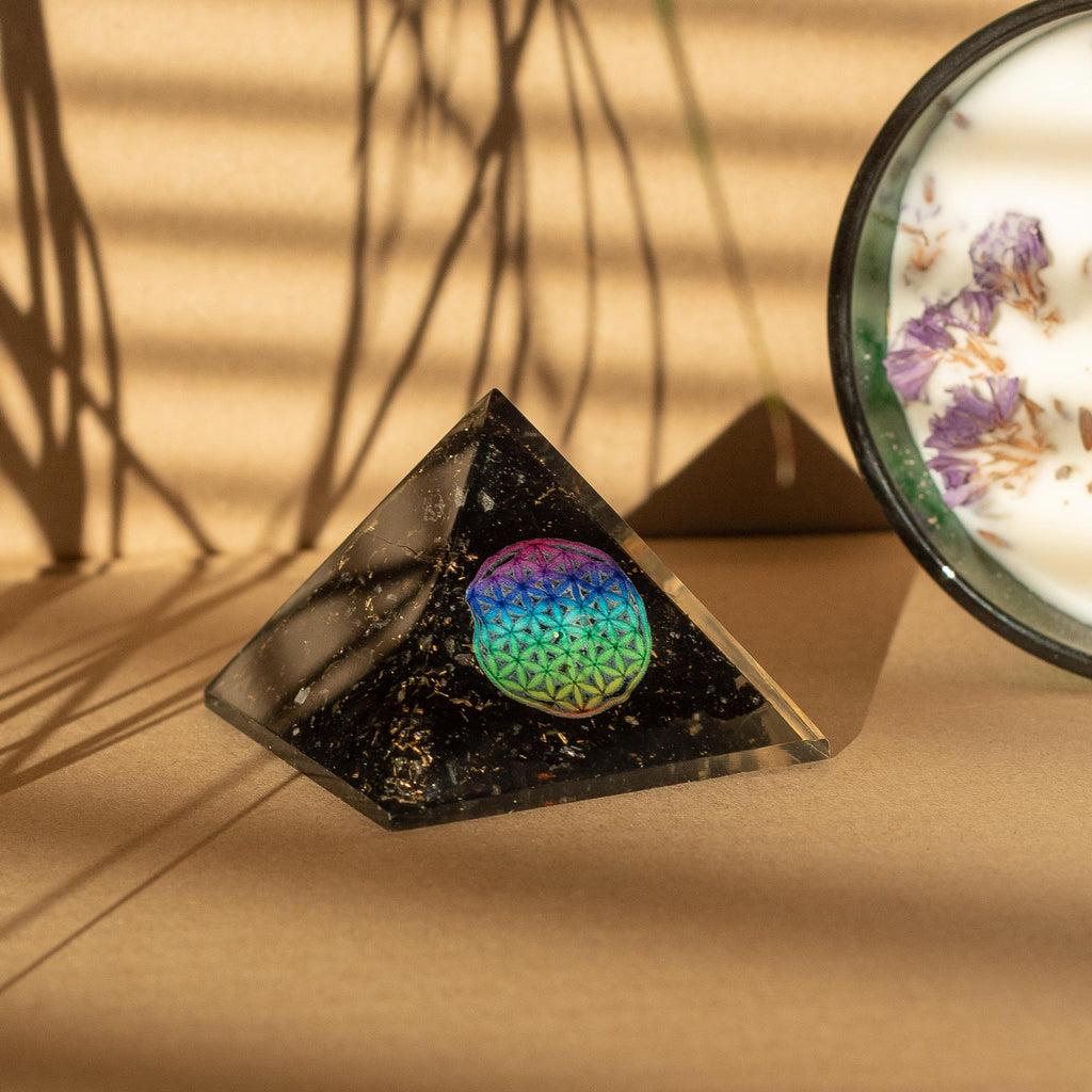 Petite Pyramide en Orgonite 5,5 x 4,5 cm – Fleur de Vie – Pépites de Tourmaline Noire