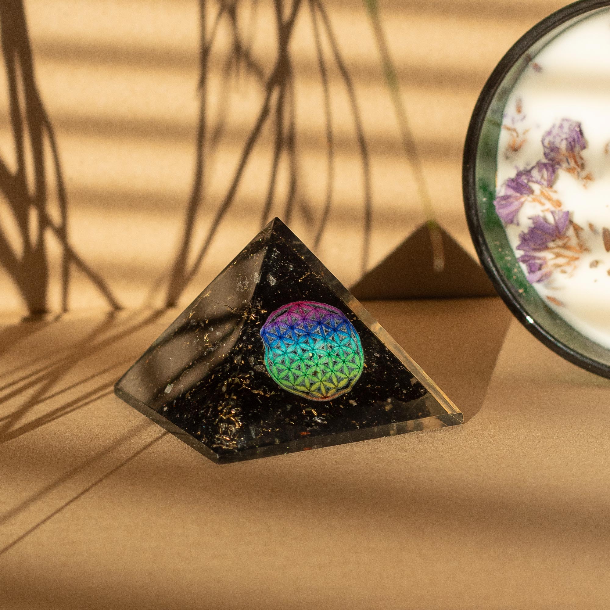 Petite Pyramide en Orgonite 5,5 x 4,5 cm – Fleur de Vie – Pépites de Tourmaline Noire