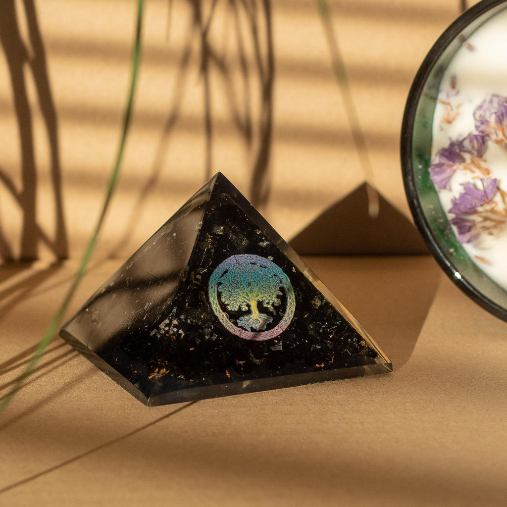 Petite Pyramide en Orgonite 5,5 x 4,5 cm – Arbre de Vie – Pépites de Tourmaline Noire