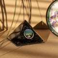 Petite Pyramide en Orgonite 5,5 x 4,5 cm – Arbre de Vie – Pépites de Tourmaline Noire