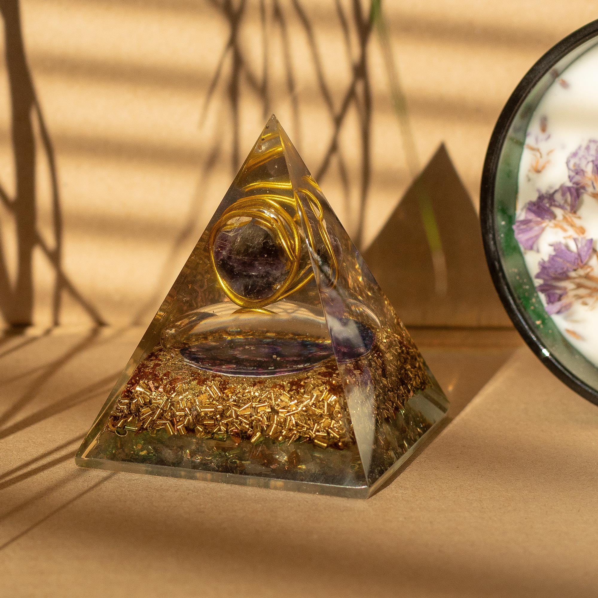 Pyramide d’Orgonite Moyenne 7 x 6 cm – Améthyste Enveloppée – Pépites de Cuivre