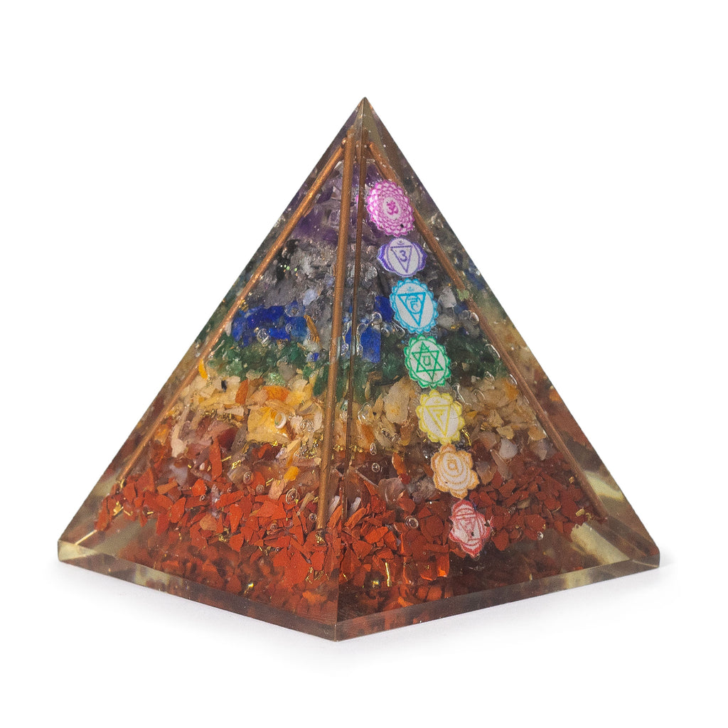 Pyramide d’Orgonite Moyenne 7 x 6 cm – Barres de Cuivre – Pépites des 7 Chakras