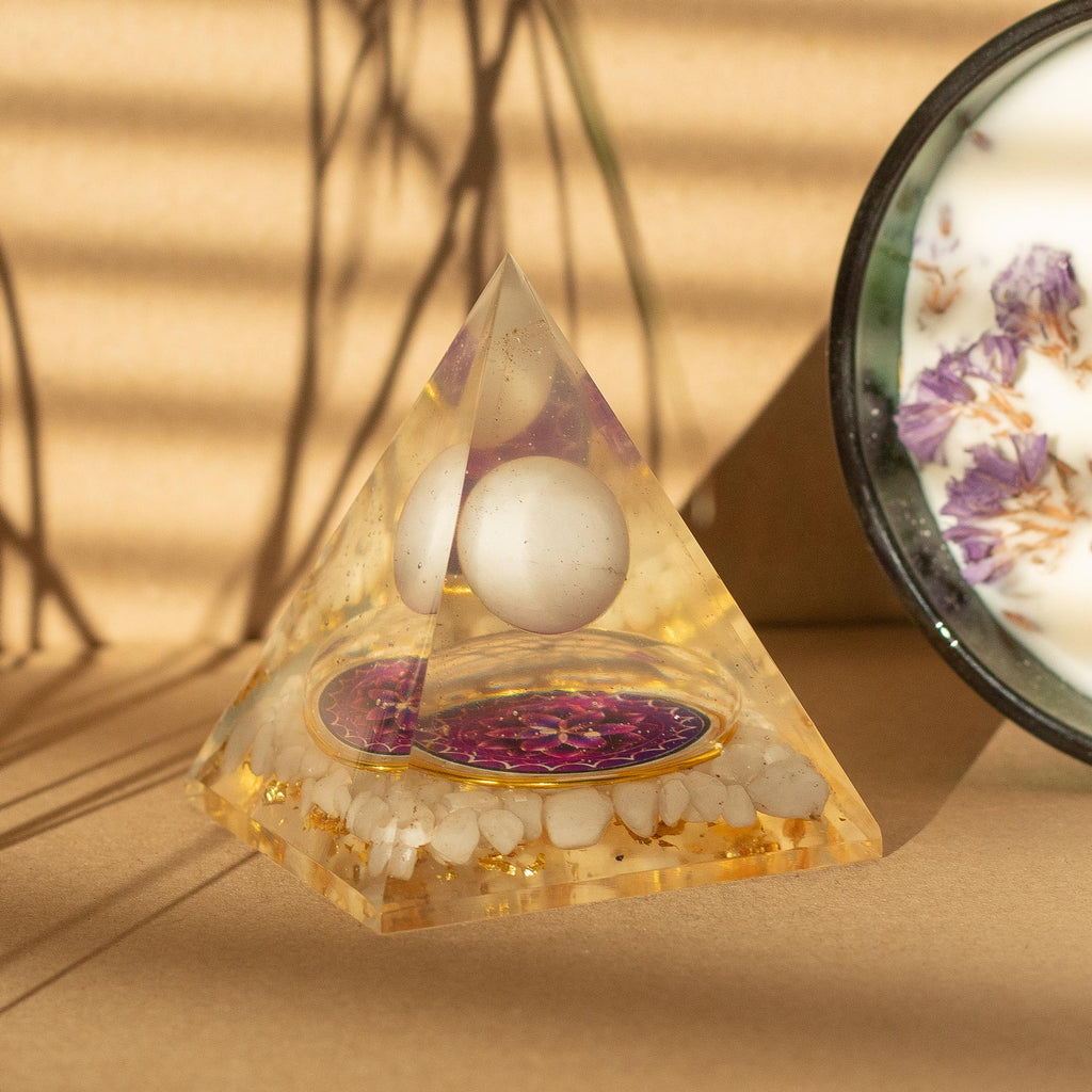 Pyramide d’Orgonite Moyenne 7 x 6 cm – Sphère de Quartz Flottante – Morceaux de Quartz