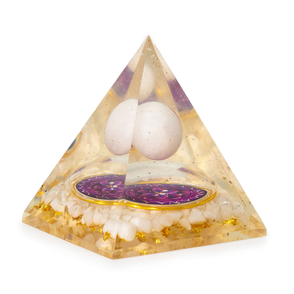 Pyramide d’Orgonite Moyenne 7 x 6 cm – Sphère de Quartz Flottante – Morceaux de Quartz