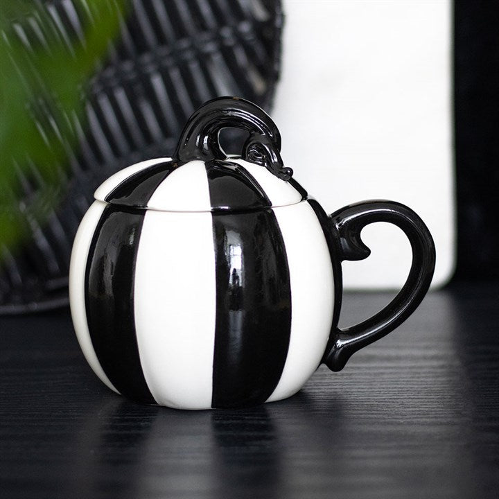 Tasse à couvercle avec motif de citrouilles rayées en noir et blanc