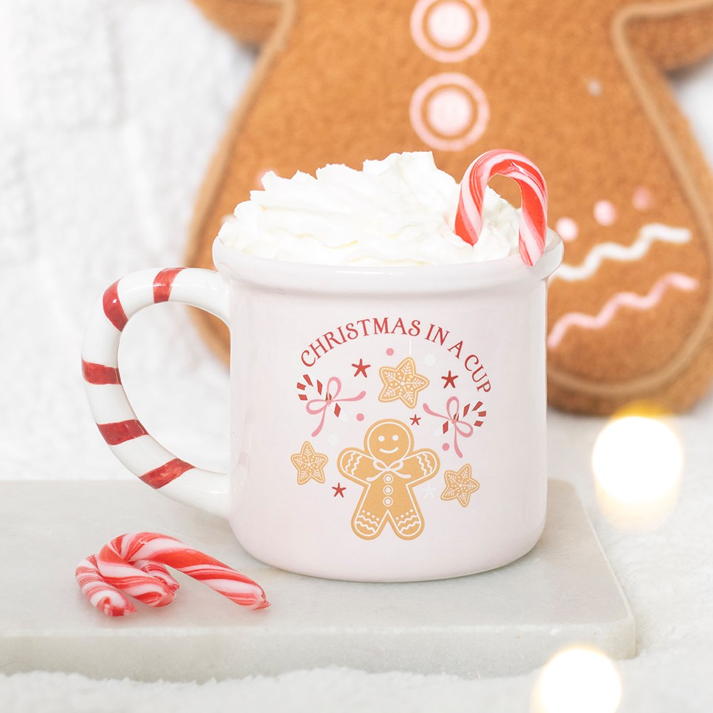 Tasse de Noël rose dans une tasse