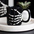 Tasse main squelette