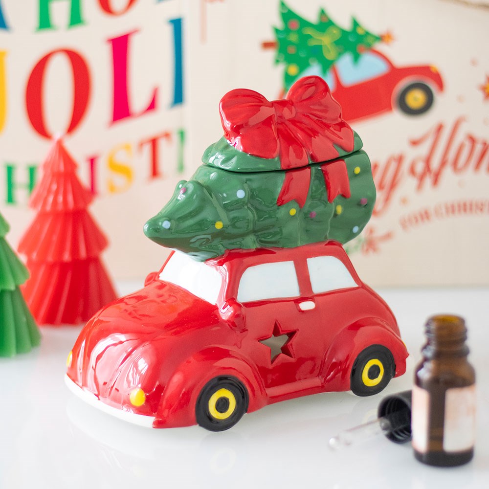 Voiture avec diffuseur d'huile essentielle de sapin de Noël et chauffe-cire