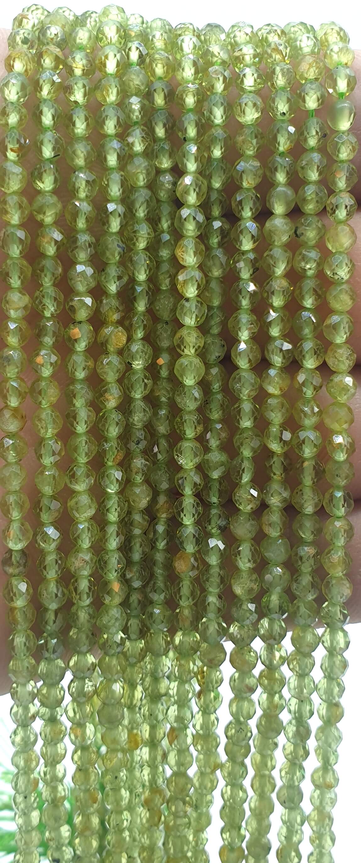 Perles facettées OIivine 3mm ( lot de 10 )