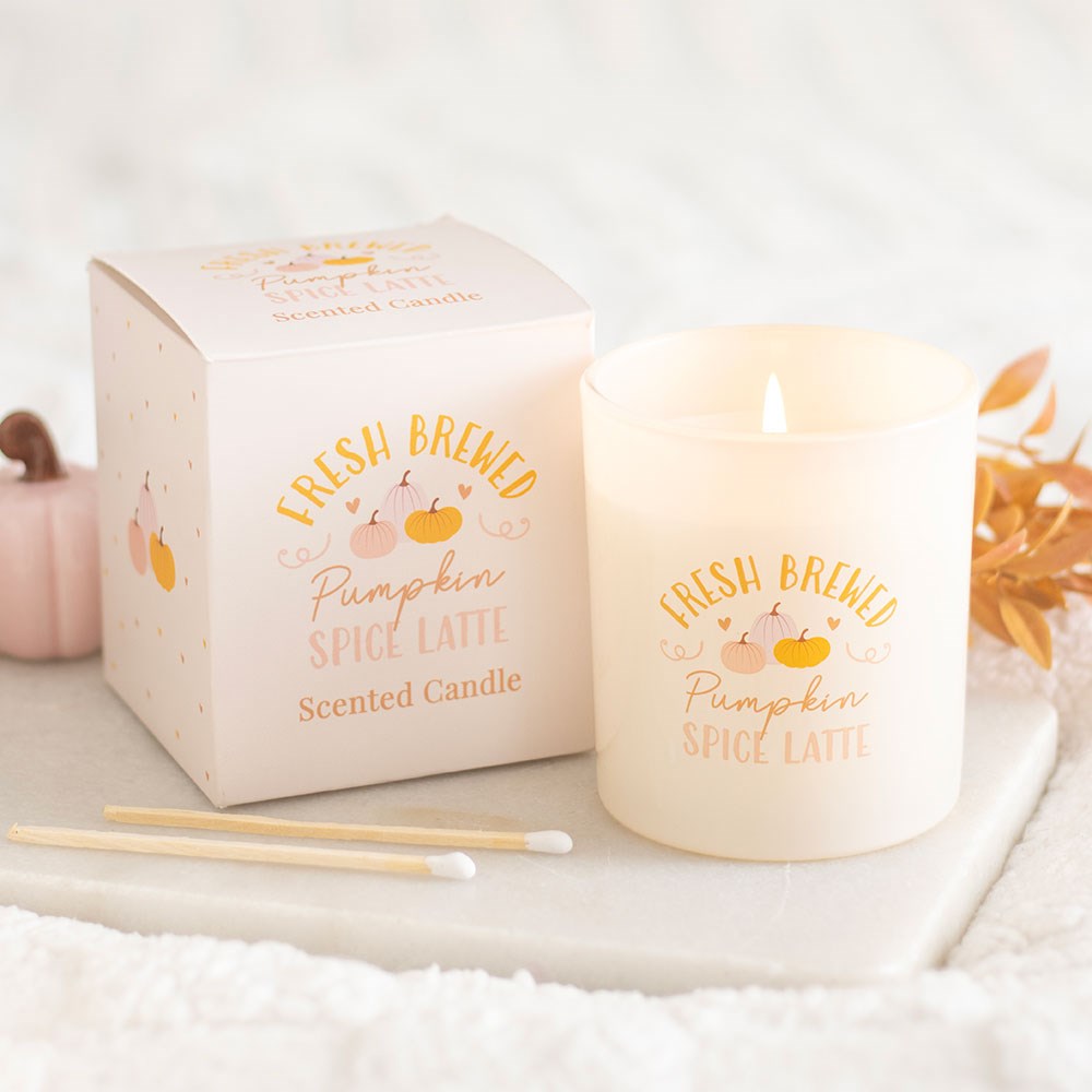 Bougie au parfum de latte à la citrouille et aux épices fraîchement préparé