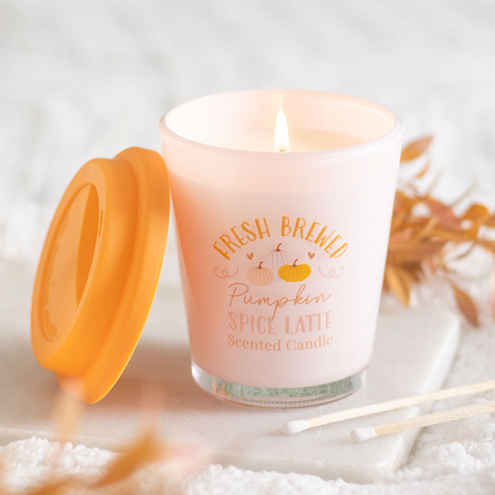 Bougie avec couvercle au parfum de latte à la citrouille et aux épices fraîchement préparé