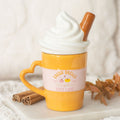 Tasse avec couvercle pour latte à la citrouille et aux épices fraîchement préparé