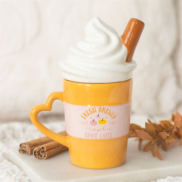 Tasse avec couvercle pour latte à la citrouille et aux épices fraîchement préparé
