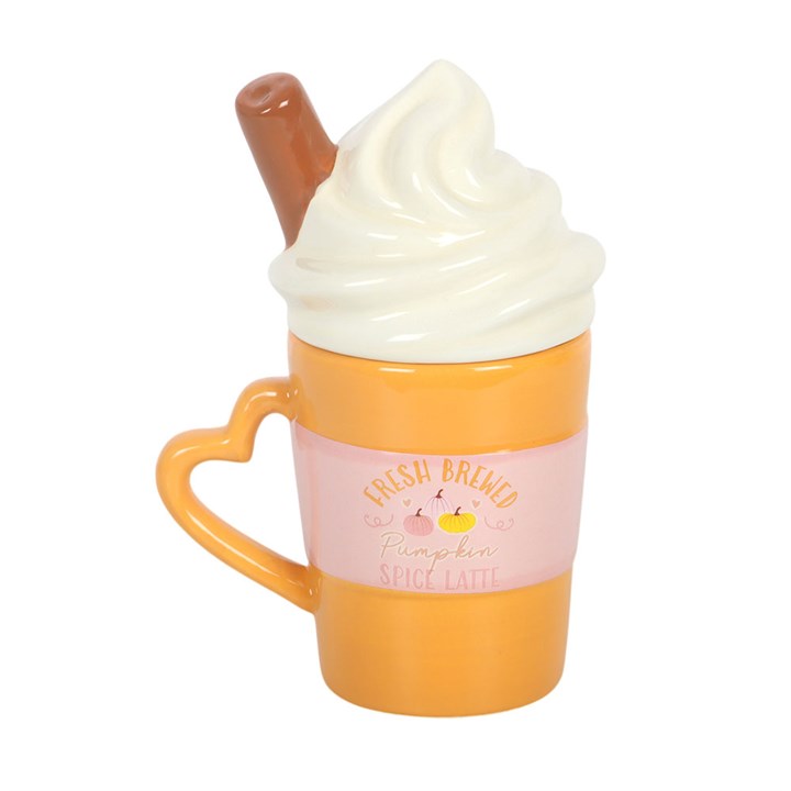 Tasse avec couvercle pour latte à la citrouille et aux épices fraîchement préparé