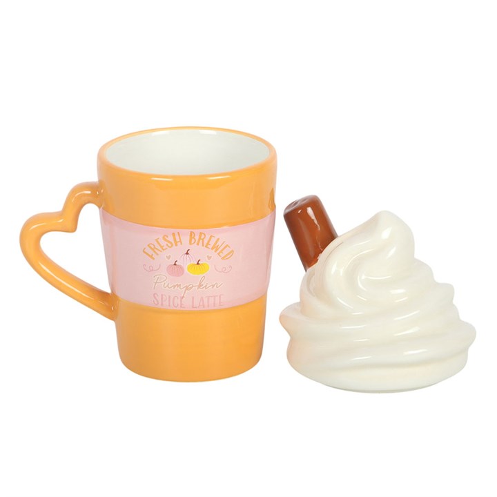 Tasse avec couvercle pour latte à la citrouille et aux épices fraîchement préparé