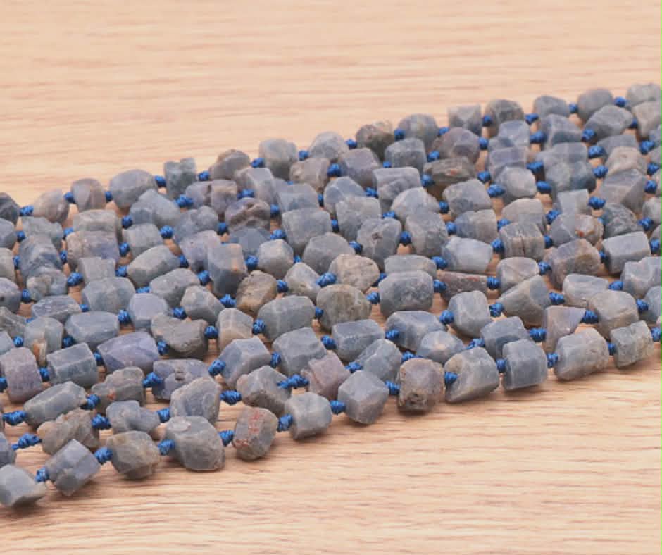PIERRES BRUTES 06 X 10MM SAPHIR BLEU CRISTALLISÉ A ( lot de 10 )