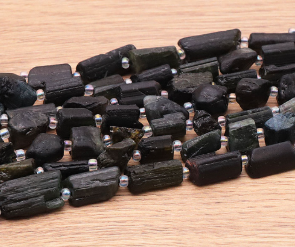 PERLES PIERRES BRUTES 06 X 15MM TOURMALINE VERTE CRISTALLISÉE A ( lot de 10 )