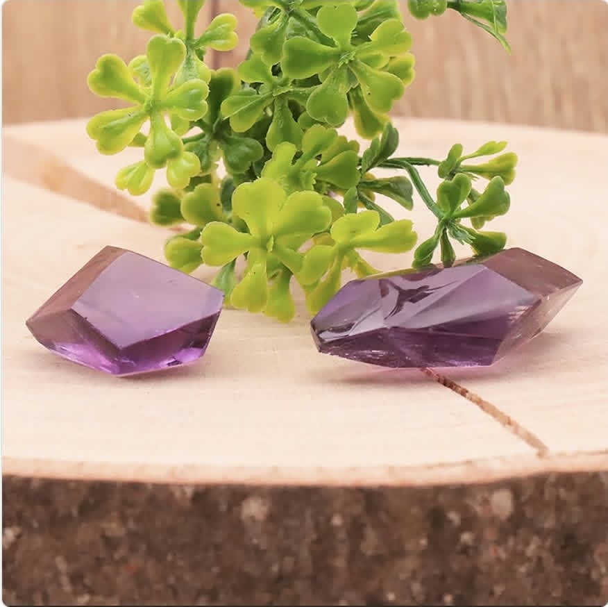 CRISTAUX TAILLÉS AMÉTHYSTE GEMME AAA 10 À 20G (1 PIÈCE)